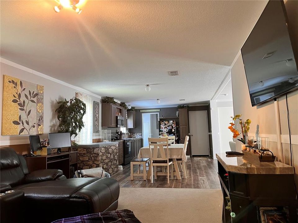 FAMILY ROOM KITCHEN COMBO