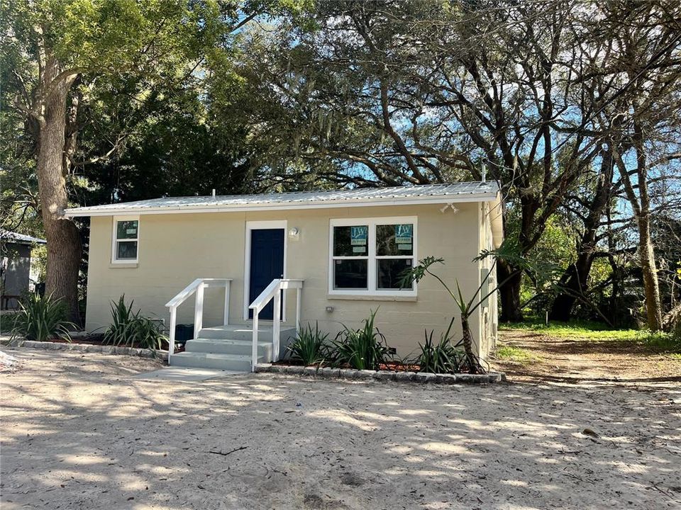 Recently Sold: $210,000 (3 beds, 2 baths, 938 Square Feet)