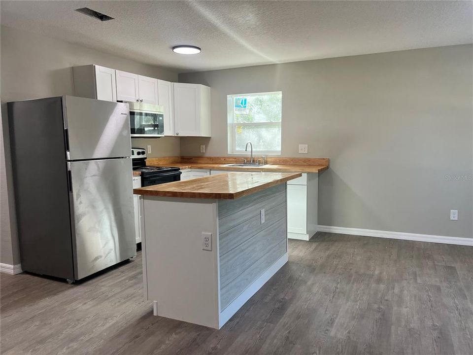 Recently Sold: $210,000 (3 beds, 2 baths, 938 Square Feet)