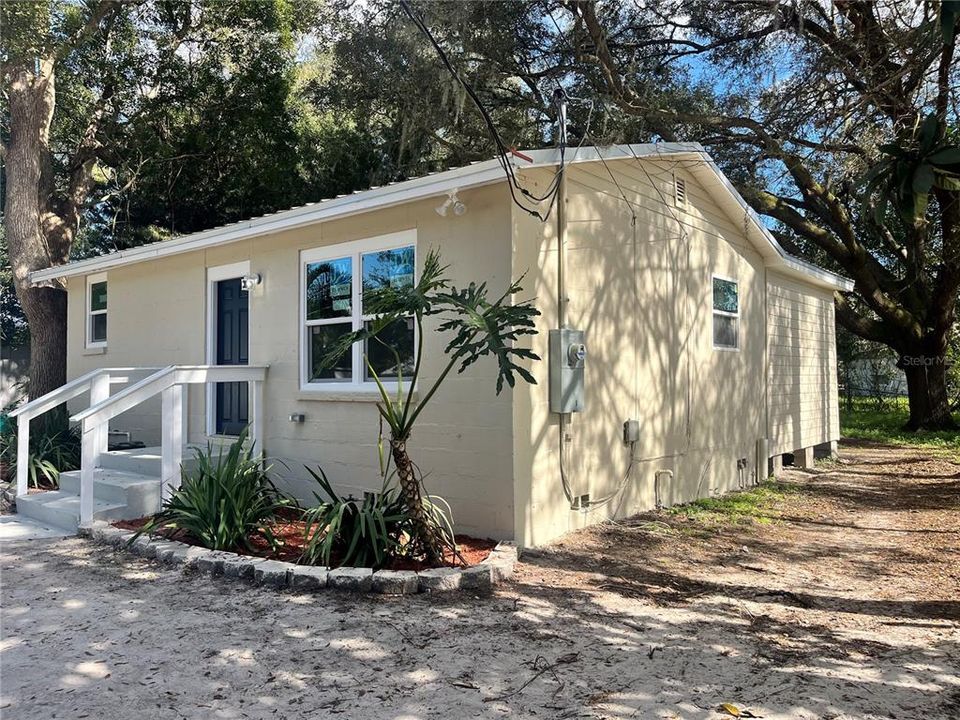Recently Sold: $210,000 (3 beds, 2 baths, 938 Square Feet)