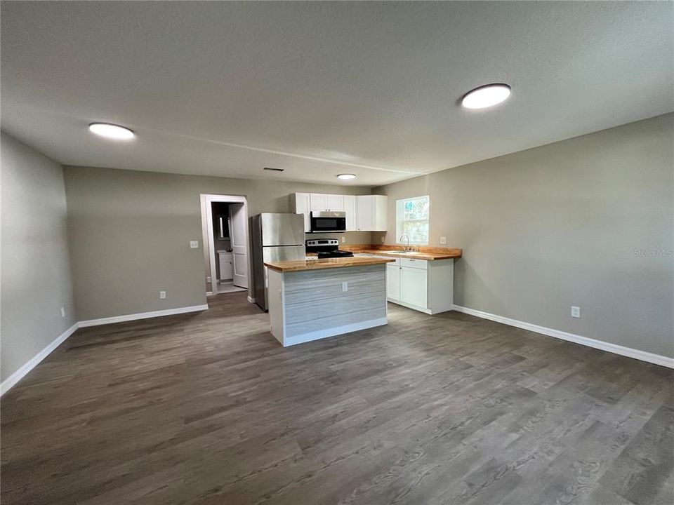 Recently Sold: $210,000 (3 beds, 2 baths, 938 Square Feet)