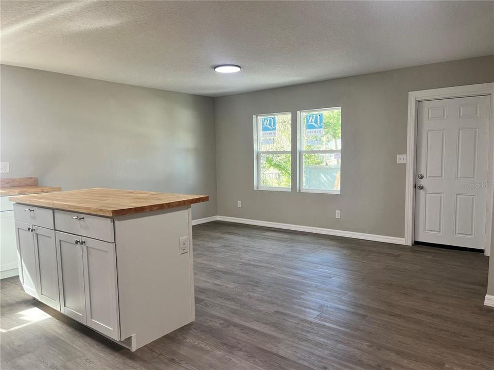 Recently Sold: $210,000 (3 beds, 2 baths, 938 Square Feet)