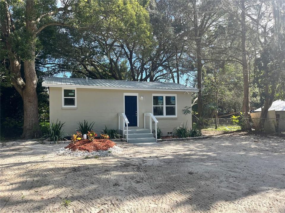 Recently Sold: $210,000 (3 beds, 2 baths, 938 Square Feet)