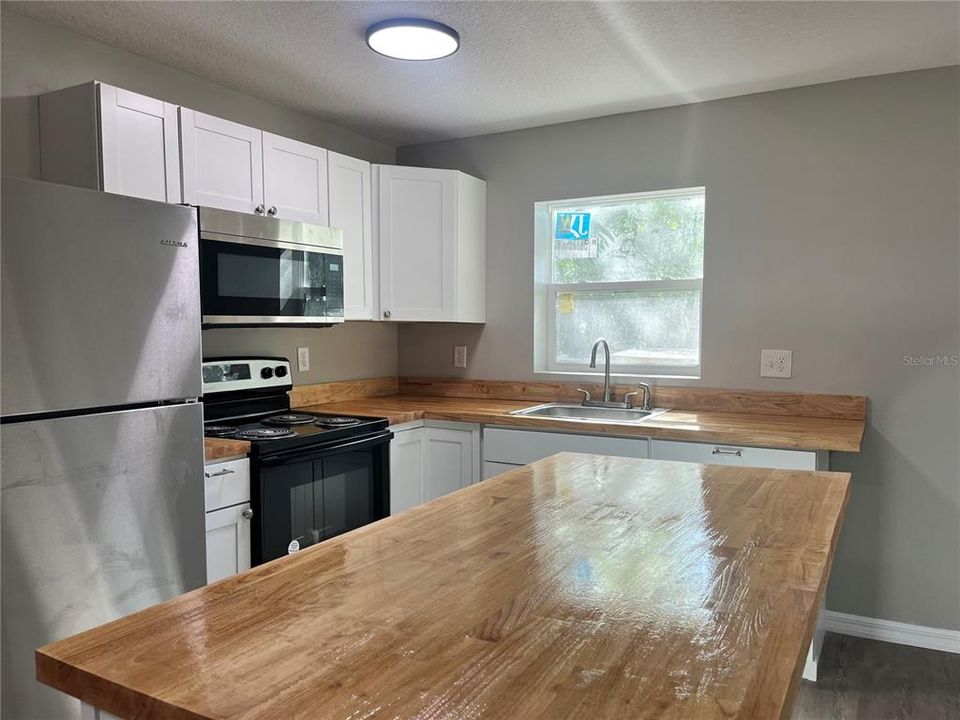 Recently Sold: $210,000 (3 beds, 2 baths, 938 Square Feet)