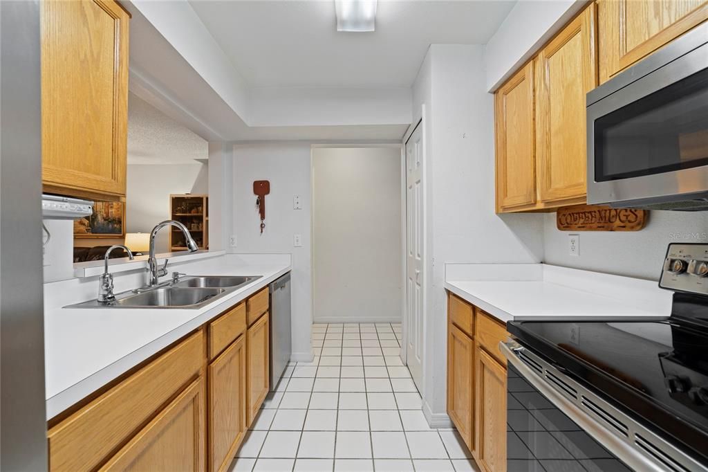 The home chef will appreciate the comfortable kitchen delivering modern STAINLESS STEEL APPLIANCES, closet pantry and a great mix of cabinet and drawer storage!
