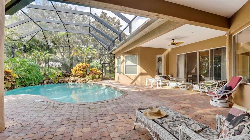 Recently Sold: $950,000 (4 beds, 3 baths, 3555 Square Feet)