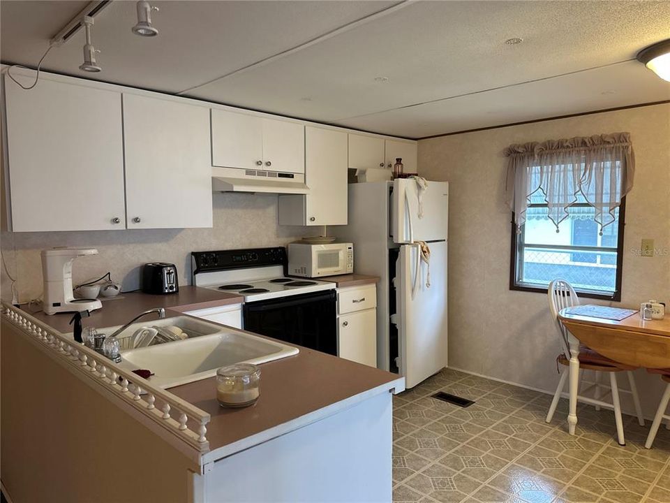 Active With Contract: $117,500 (2 beds, 2 baths, 720 Square Feet)