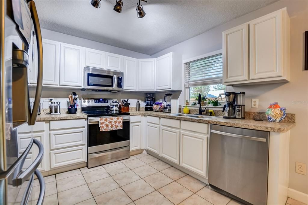 Active With Contract: $285,900 (3 beds, 2 baths, 1242 Square Feet)