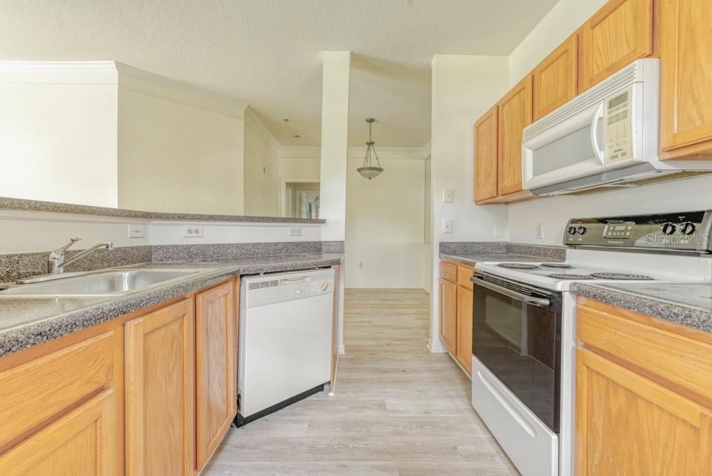 For Sale: $189,000 (1 beds, 1 baths, 794 Square Feet)