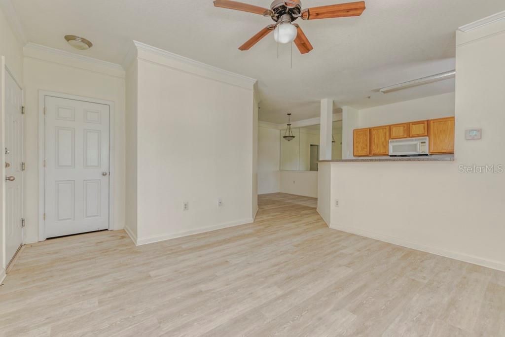 For Sale: $189,000 (1 beds, 1 baths, 794 Square Feet)