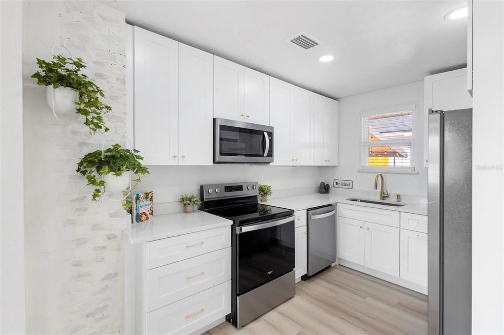 Active With Contract: $350,000 (2 beds, 1 baths, 851 Square Feet)