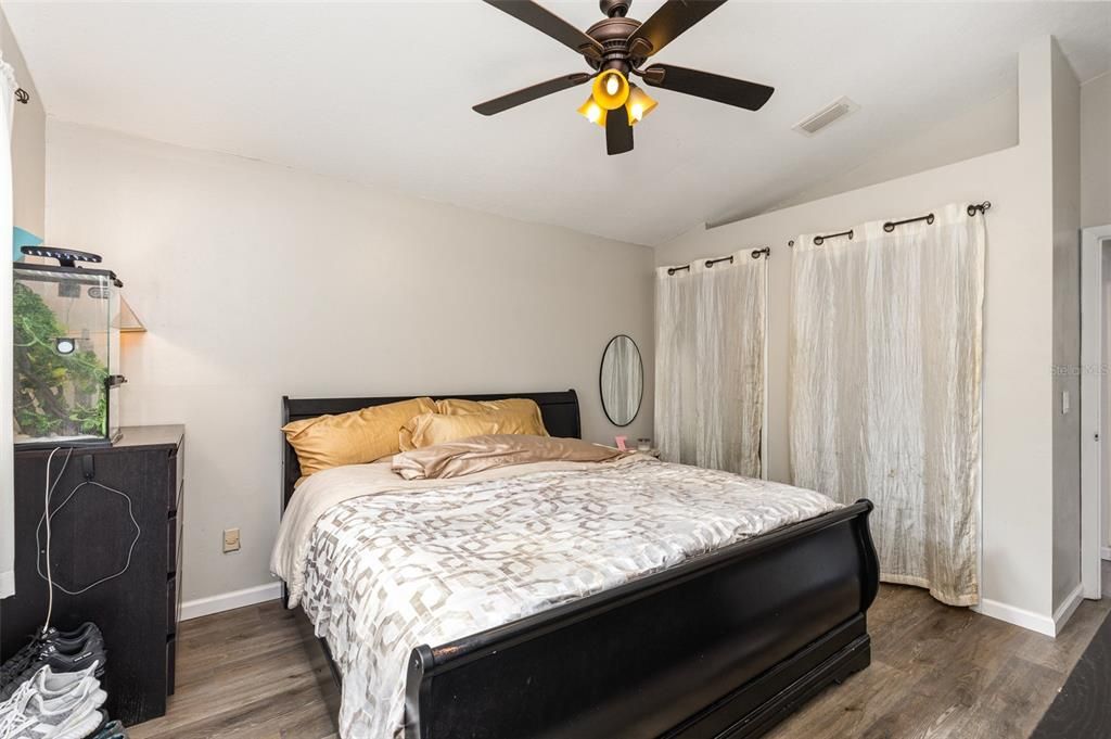 Recently Sold: $310,000 (3 beds, 2 baths, 1171 Square Feet)