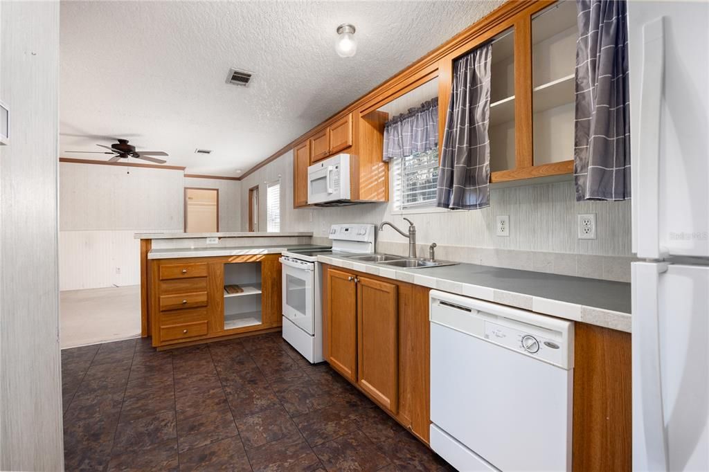 For Sale: $258,888 (2 beds, 2 baths, 840 Square Feet)