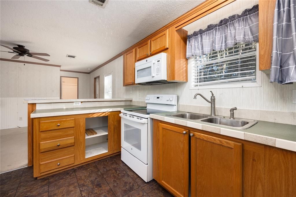 For Sale: $258,888 (2 beds, 2 baths, 840 Square Feet)