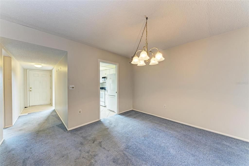 For Sale: $199,900 (2 beds, 2 baths, 1001 Square Feet)