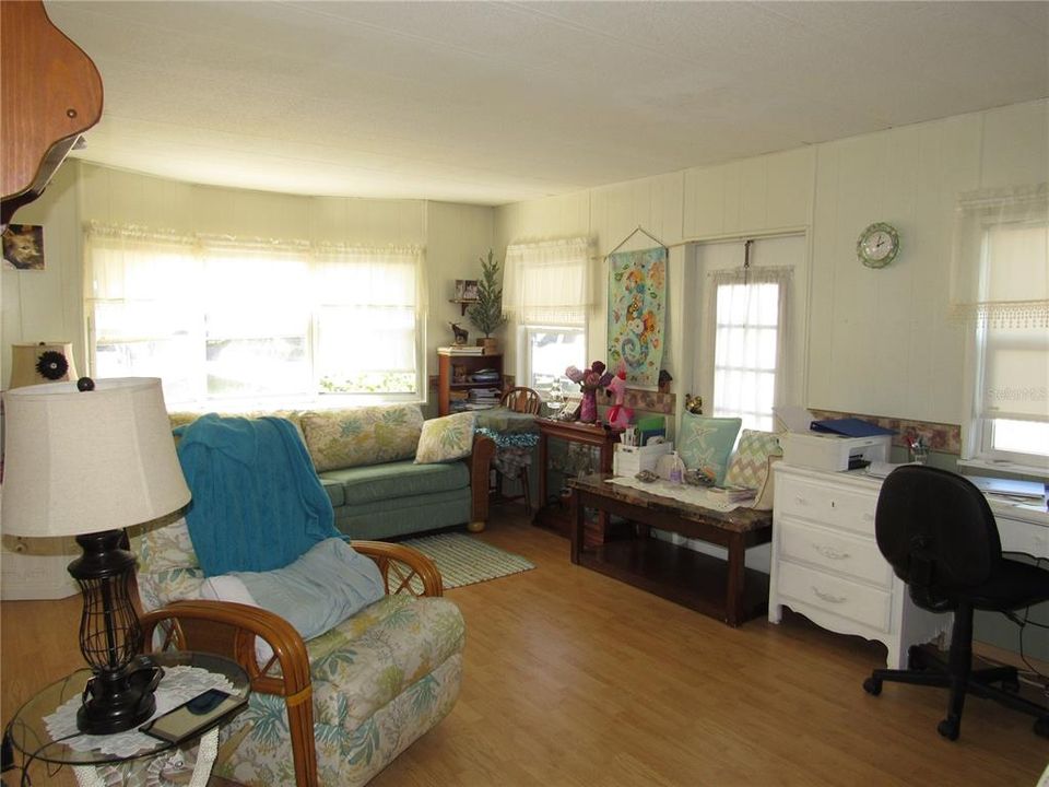Active With Contract: $98,500 (2 beds, 1 baths, 1088 Square Feet)
