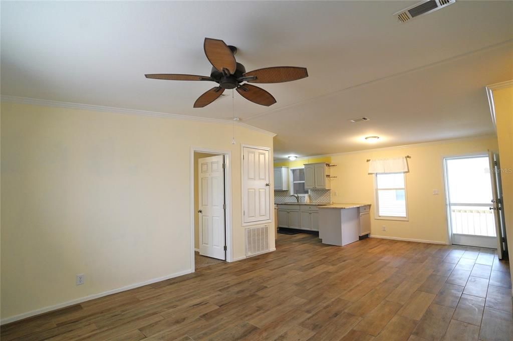 For Rent: $1,650 (3 beds, 2 baths, 1296 Square Feet)