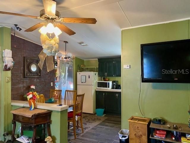 For Sale: $105,000 (2 beds, 1 baths, 864 Square Feet)