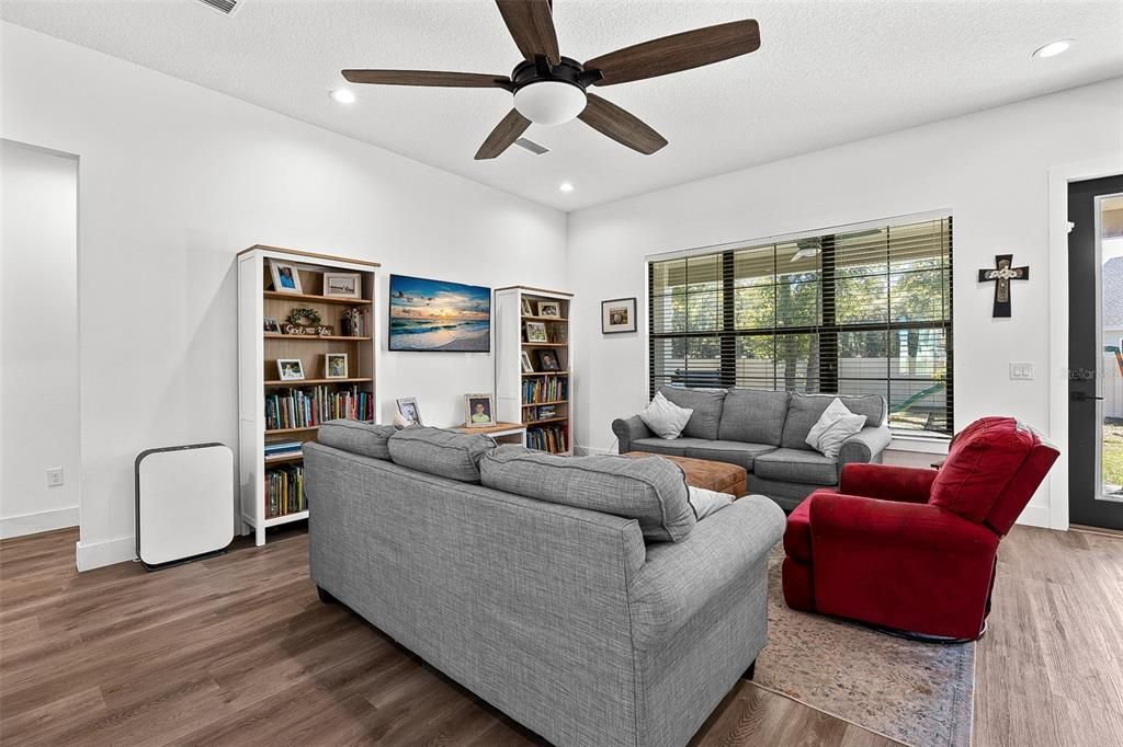 Recently Sold: $420,000 (3 beds, 2 baths, 1823 Square Feet)