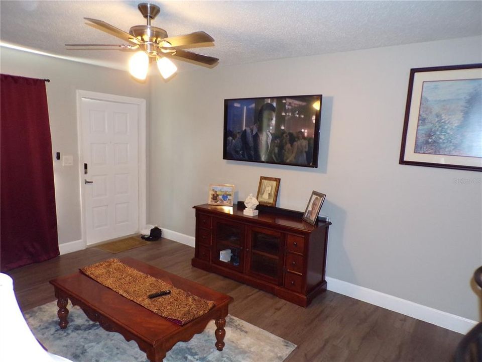 Active With Contract: $1,300 (1 beds, 1 baths, 550 Square Feet)