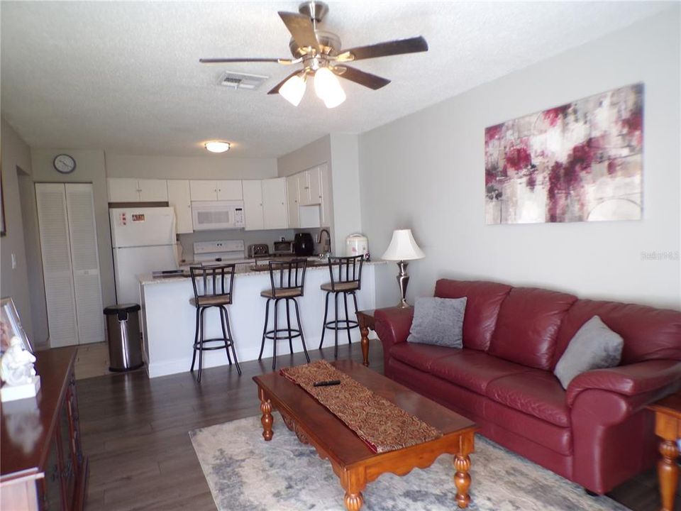 Active With Contract: $1,300 (1 beds, 1 baths, 550 Square Feet)