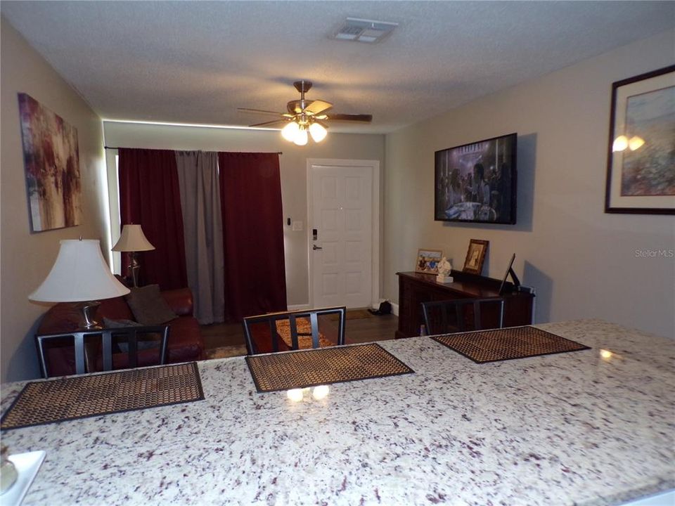 Active With Contract: $1,300 (1 beds, 1 baths, 550 Square Feet)