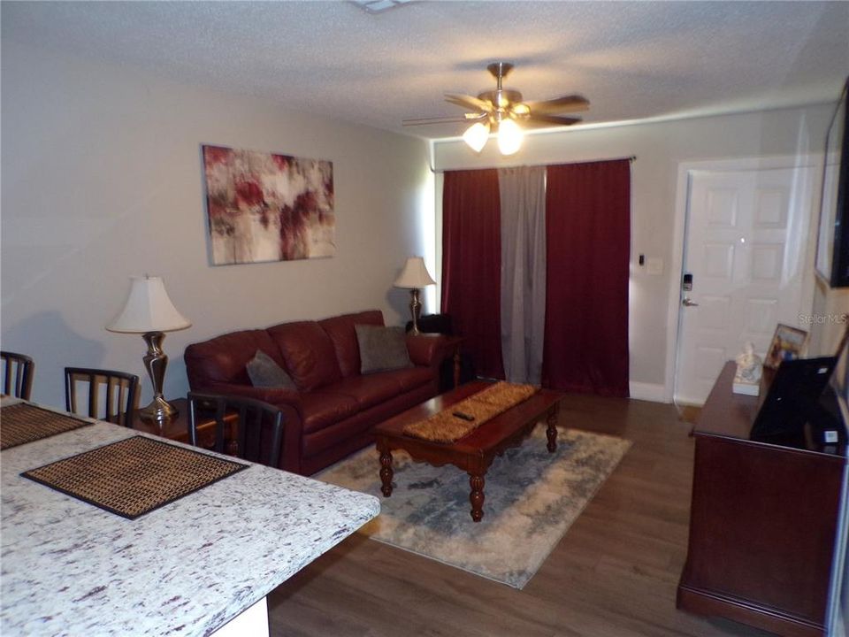 Active With Contract: $1,300 (1 beds, 1 baths, 550 Square Feet)
