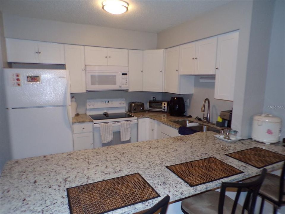 Active With Contract: $1,300 (1 beds, 1 baths, 550 Square Feet)