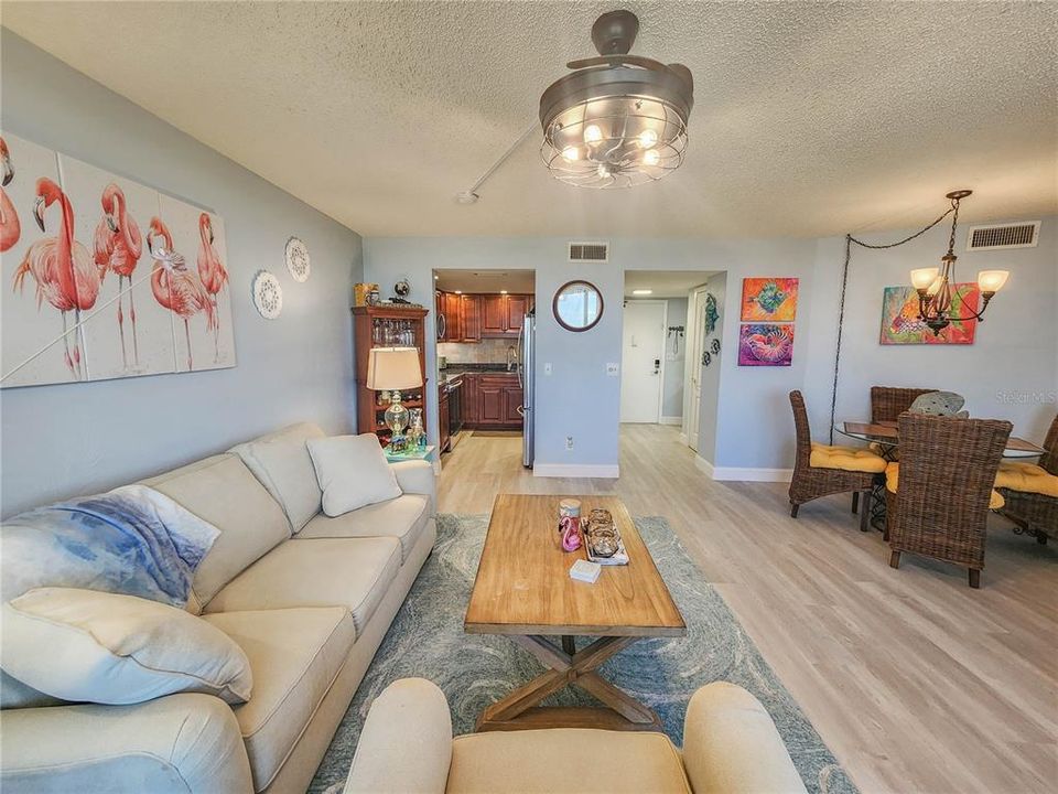 For Sale: $304,900 (2 beds, 2 baths, 1121 Square Feet)