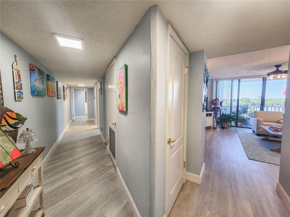 For Sale: $304,900 (2 beds, 2 baths, 1121 Square Feet)