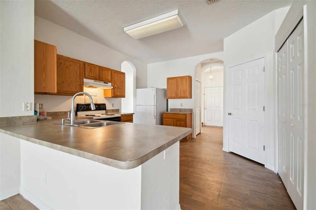 For Sale: $279,000 (4 beds, 2 baths, 1824 Square Feet)