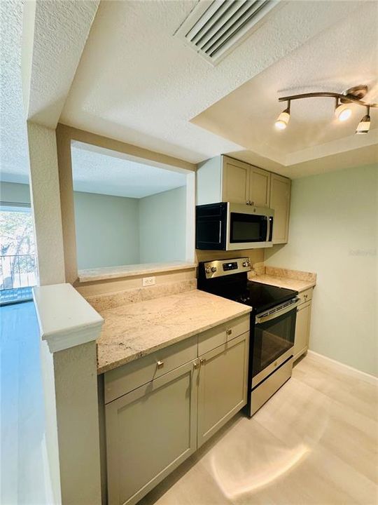 Active With Contract: $179,900 (1 beds, 1 baths, 678 Square Feet)