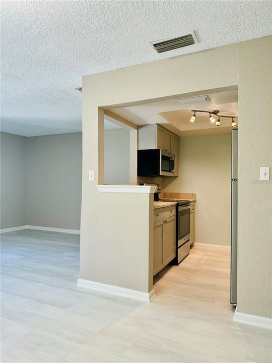 Active With Contract: $179,900 (1 beds, 1 baths, 678 Square Feet)