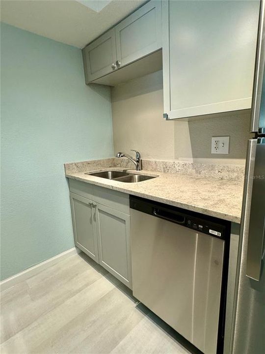 Active With Contract: $179,900 (1 beds, 1 baths, 678 Square Feet)