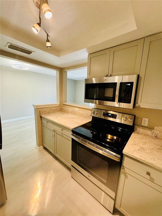 Active With Contract: $179,900 (1 beds, 1 baths, 678 Square Feet)