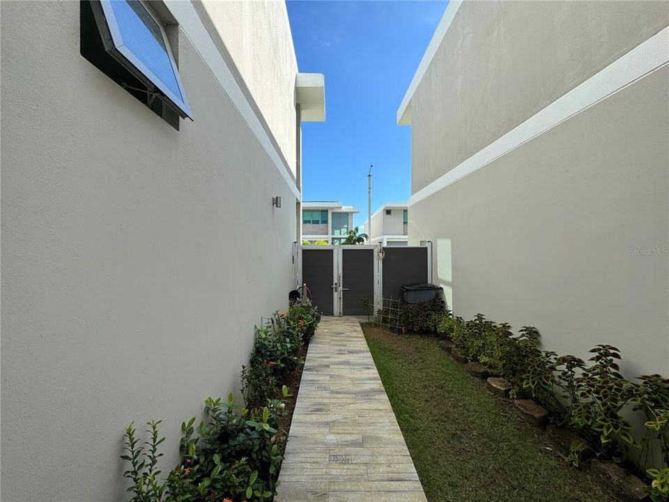 Vendido Recientemente: $725,000 (3 camas, 2 baños, 2342 Pies cuadrados)