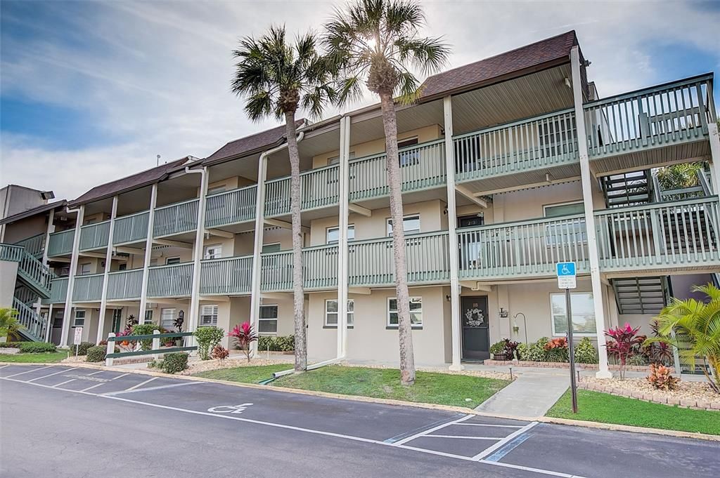 Recently Sold: $298,000 (2 beds, 2 baths, 1084 Square Feet)