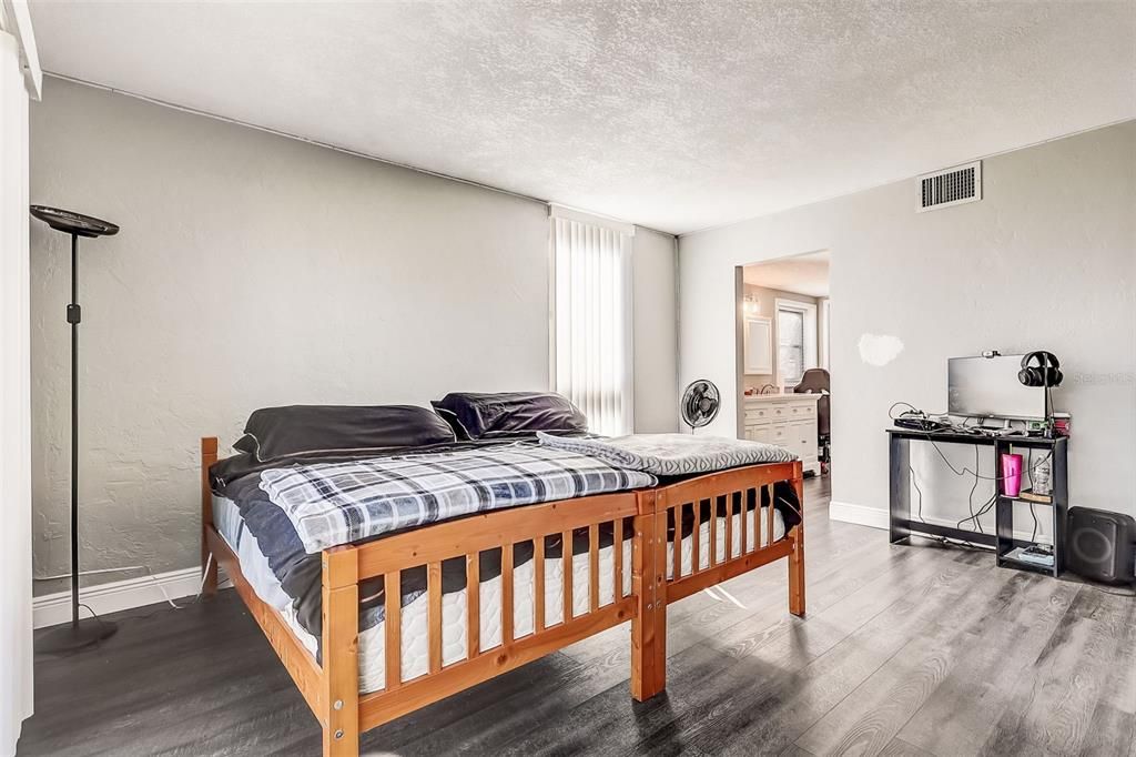 For Sale: $290,000 (2 beds, 2 baths, 1912 Square Feet)