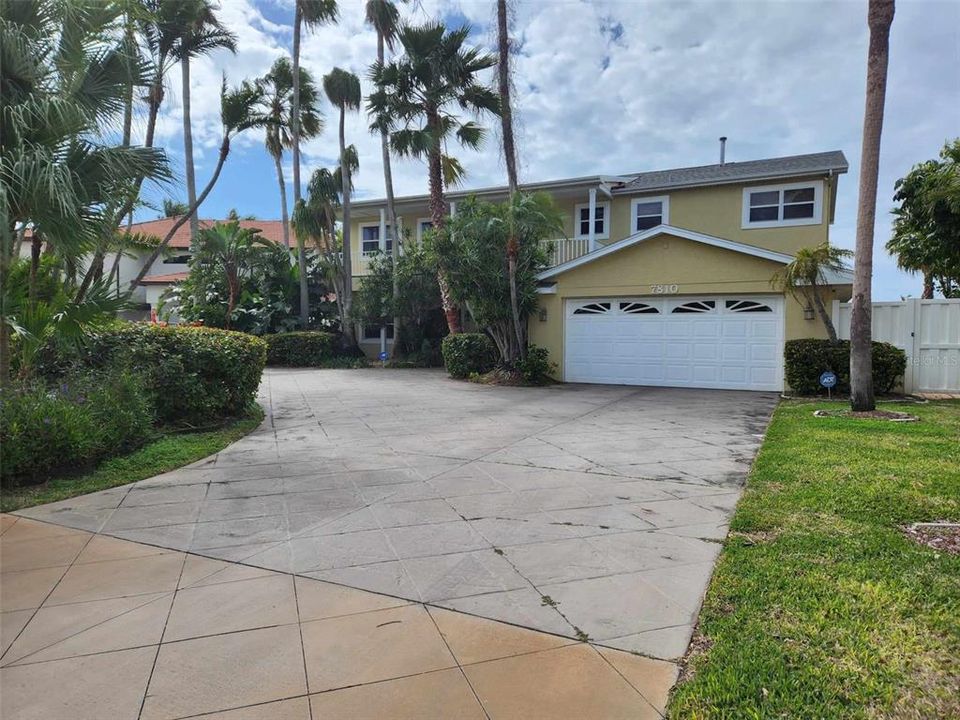Recently Sold: $2,350,000 (4 beds, 4 baths, 4032 Square Feet)