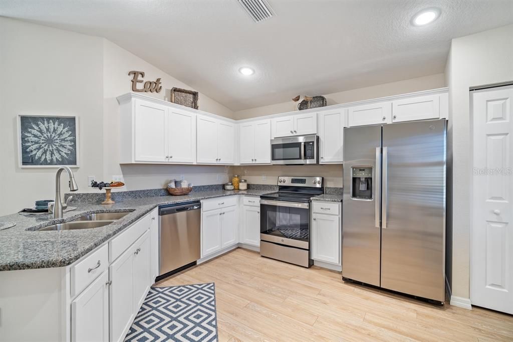 For Sale: $274,900 (3 beds, 2 baths, 1263 Square Feet)