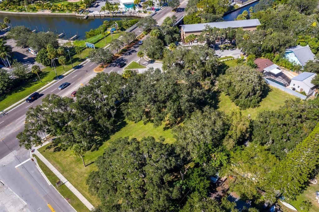 На продажу: $2,995,000 (1.07 acres)