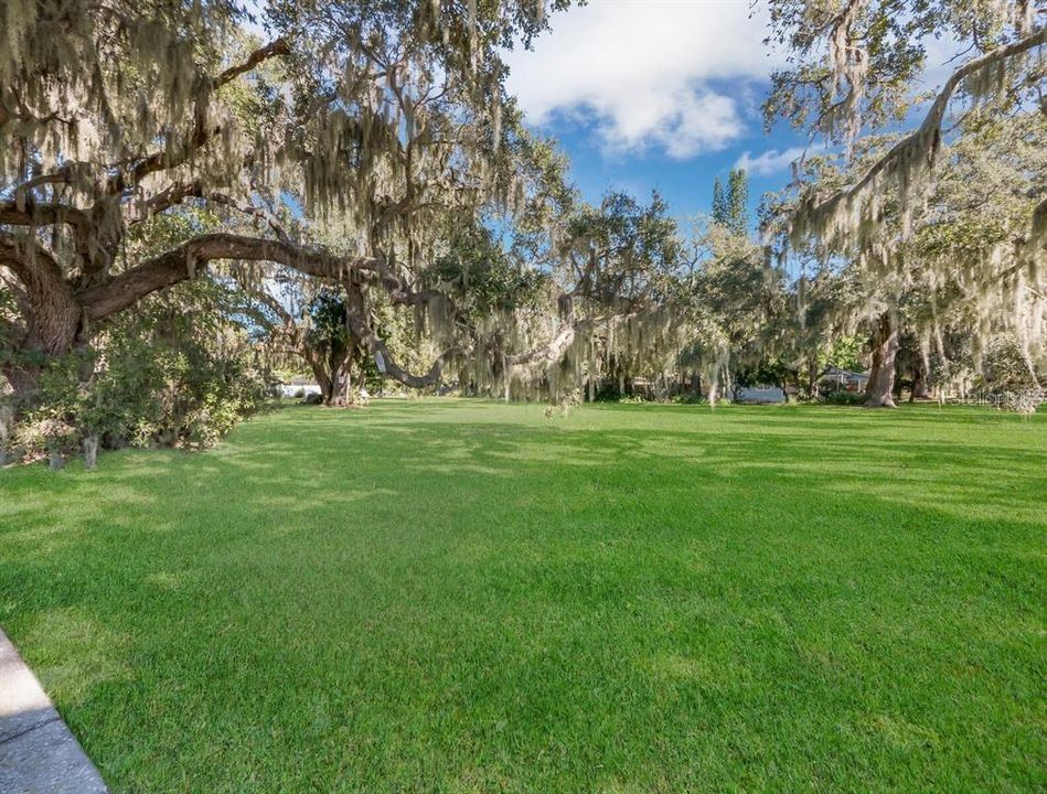 На продажу: $2,995,000 (1.07 acres)