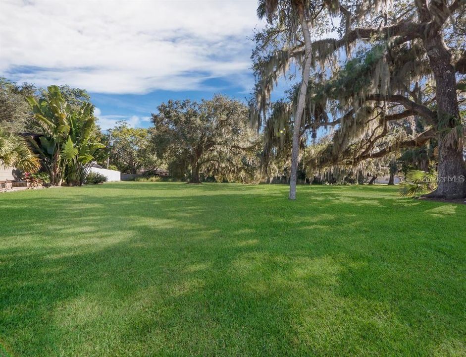 For Sale: $2,995,000 (1.07 acres)