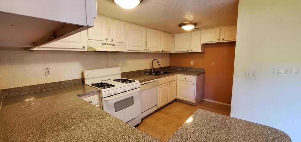 For Sale: $114,900 (2 beds, 1 baths, 992 Square Feet)