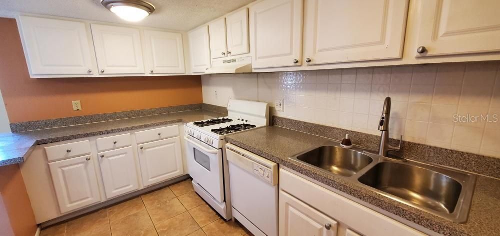 For Sale: $114,900 (2 beds, 1 baths, 992 Square Feet)