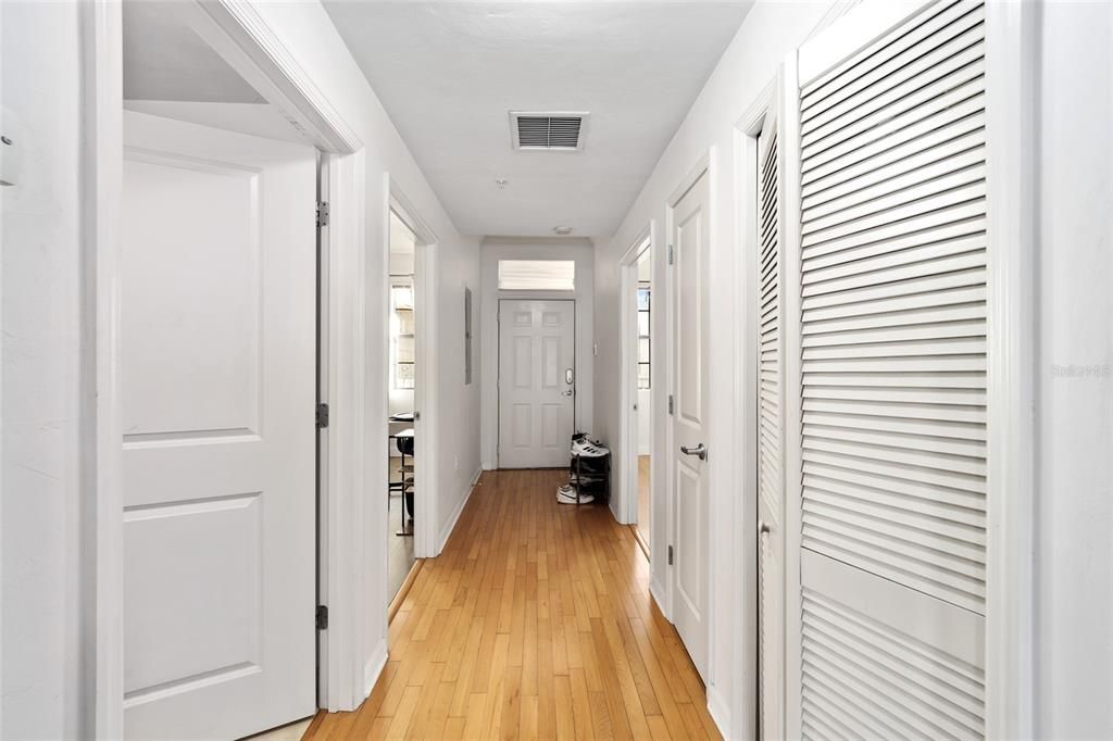 Active With Contract: $1,500 (2 beds, 1 baths, 906 Square Feet)