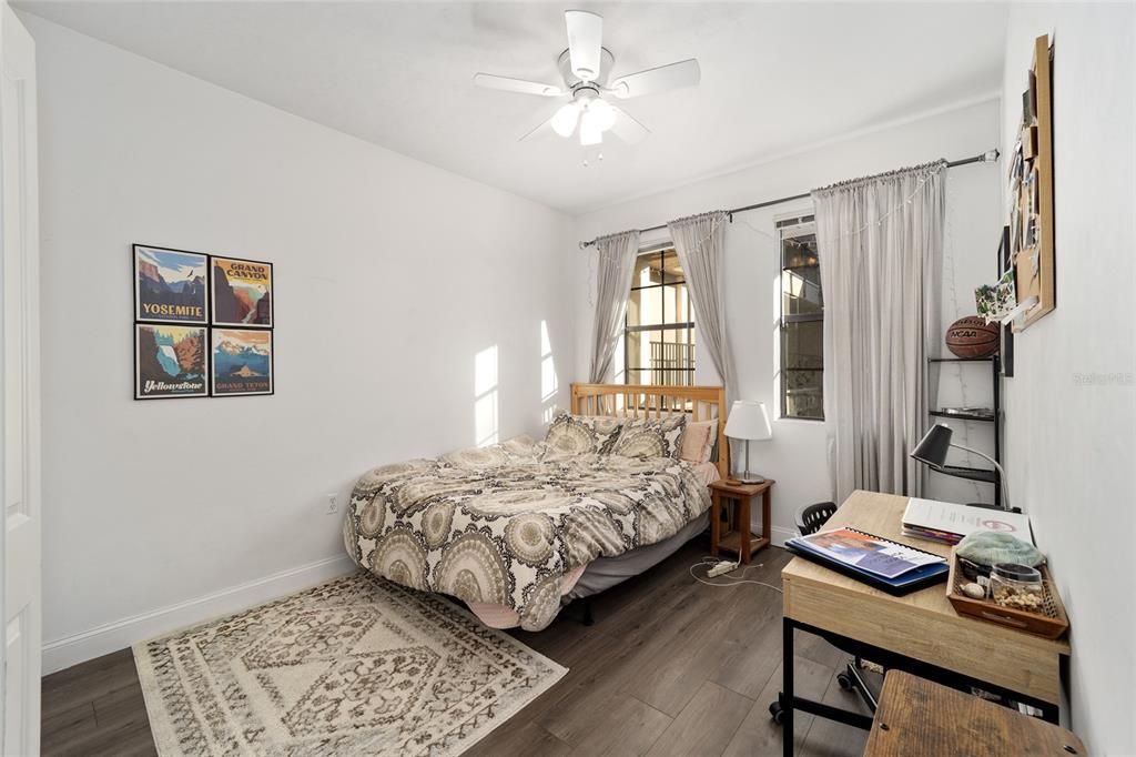 Active With Contract: $1,500 (2 beds, 1 baths, 906 Square Feet)