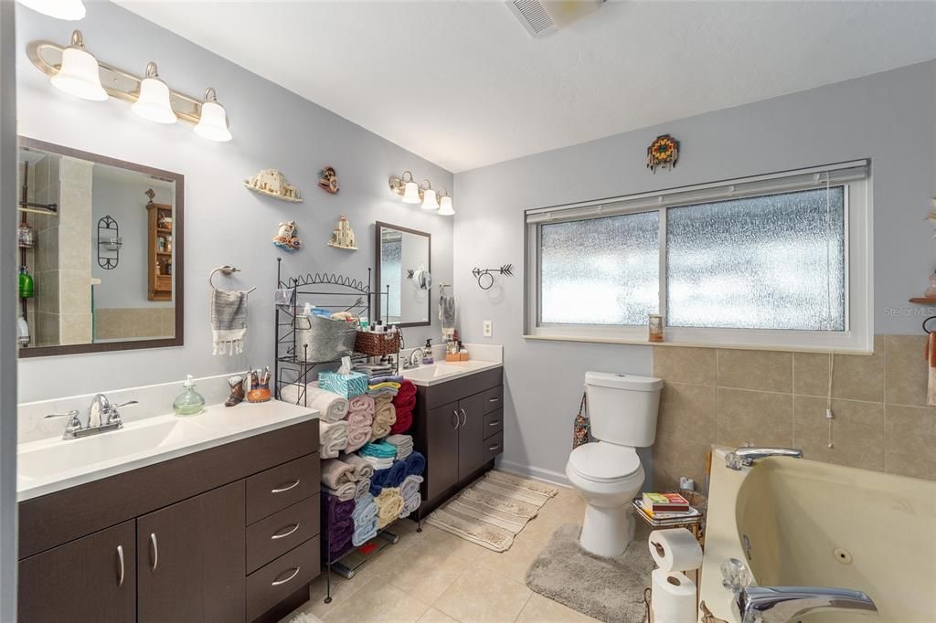 Recently Sold: $495,000 (2 beds, 2 baths, 1915 Square Feet)