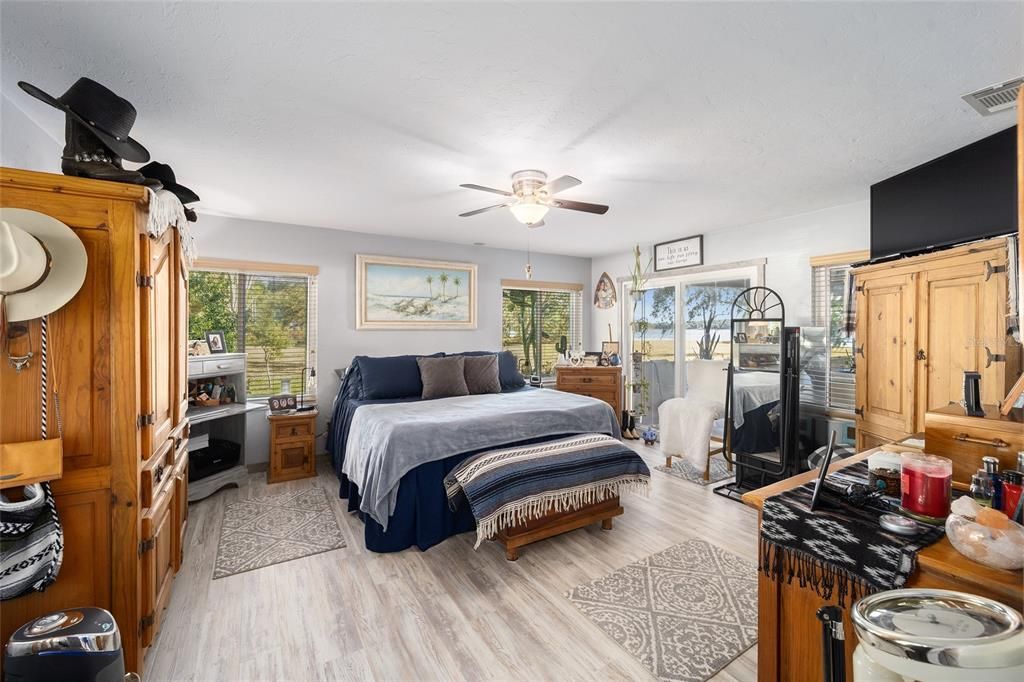 Recently Sold: $495,000 (2 beds, 2 baths, 1915 Square Feet)