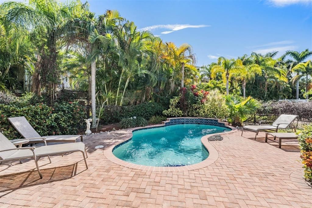 Recently Sold: $1,700,000 (3 beds, 2 baths, 2001 Square Feet)